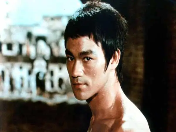 عکس؛ سفر در زمان؛ تیپ و چهره خاص «بروسلی» در 30 سالگی؛ سال 1350