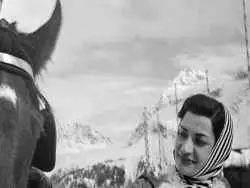 عکس؛ سفر در تاریخ؛ خوشگذرانی «اشرف پهلوی و دخترش آزاده» در سوئیس؛ سال 1332