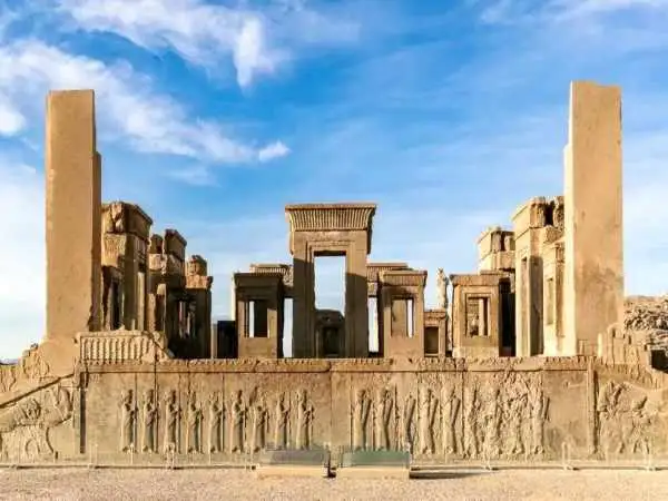 عکس؛ سفر به تاریخ؛ عکس دیده نشدۀ بزرگان عهد قاجار در «تخت جمشید»