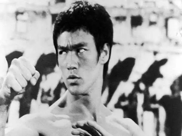 عکس؛ سفر در زمان؛ «بروسلیِ جوان در کنار پدر و مادرش»؛ سال 1329