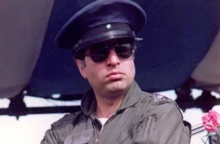 عکس؛ سفر به تاریخ؛ «شهید سرلشکر فکوری» قبل از انقلاب در کنار آمریکایی ها در تیم فوتبال