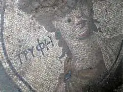 موزاییک باستانی با کلمۀ «عیاشی» توسط «غارتگران گنج» پیدا شد