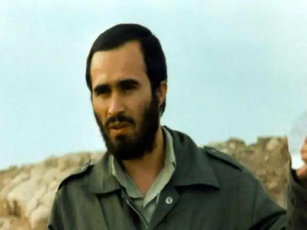 عکس؛ سفر به تاریخ؛ «شهید خرازی» در کنار همرزمانش؛ فرمانده ای که با یک دست به جبهه رفت