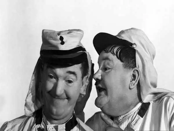 عکس؛ سفر در تاریخ؛ «لورل و هاردی» در ایام جوانی و در حال رانندگی؛ سال 1306