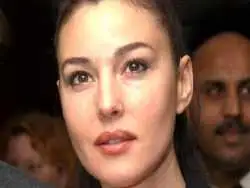 تصاویر؛ سفر در زمان؛ ژست های ویژه «مونیکا بلوچی» در 37 سالگی؛ سال 1380