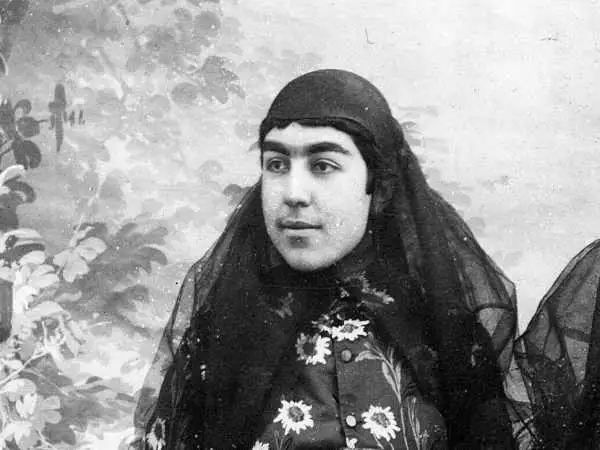 عکس؛ سفر به تاریخ؛ ژست «فخرالتاج، نوۀ ناصرالدین شاه» در کنار پیانو