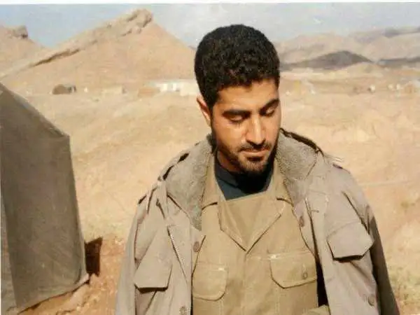 عکس؛ سفر در زمان؛ سردار سلیمانی در کنار محسن رضایی در یک نشست خصوصی؛ دهه 60