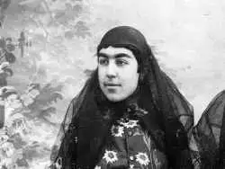 عکس؛ سفر به تاریخ؛ ژست «فخرالتاج، نوۀ ناصرالدین شاه» در کنار پیانو