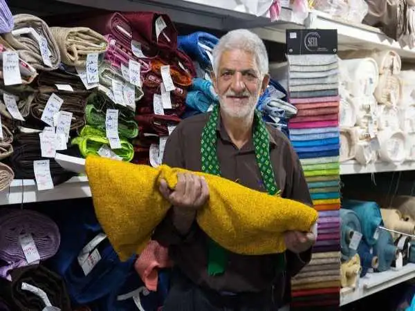 عکس؛ سفر در زمان؛ تیپ و چهره «مرد پارچه فروش در کرمانشاه»؛ دهه 50