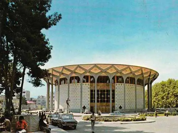 عکس؛ سفر در زمان؛ «یک بانوی تهرانی در هوای برفی پایتخت»؛ سال 1355