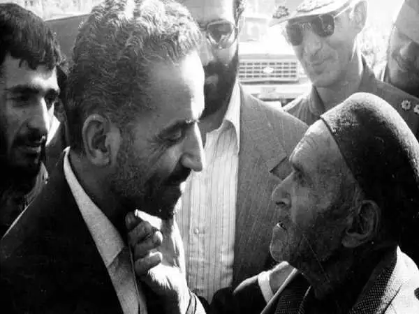 عکس؛ سفر در زمان؛ «شهید رجایی در حال پیاده شدن از بالگرد در کردستان»؛ سال 59