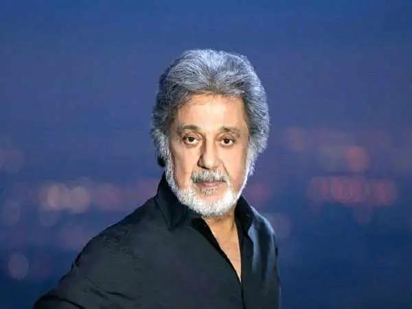 عکس؛ سفر در زمان؛ «داریوش اقبالی» با پیراهن قرمز و جلیقه در دهه 50