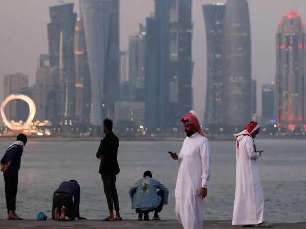 عکس؛ سفر در تاریخ؛ «سه مرد قطری در حال خرید و فروش بز در دوحه»؛ دهه 50