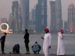 عکس؛ سفر در تاریخ؛ «سه مرد قطری در حال خرید و فروش بز در دوحه»؛ دهه 50