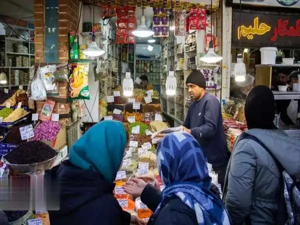 عکس؛ سفر در تاریخ؛ «یک بانوی تهرانی در حال عبور از بازار بزرگ»؛ سال 48