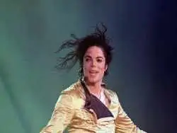 عکس؛ سفر در زمان؛ «مایکل جکسون» بعد دریافت جایزه گرمی؛ سال 1369