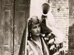 تصاویر؛ سفر به عصر قاجار؛ از «عکس آتلیه ای مظفرالدین شاه» تا «تیپ پسرانۀ دختران قاجاری»