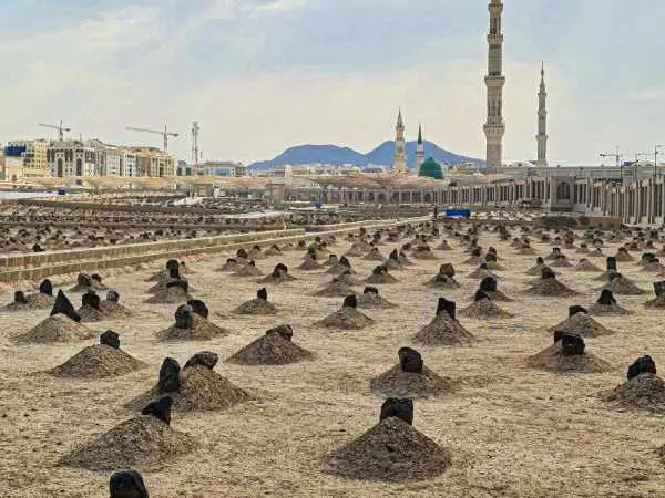 عکس؛ سفر به تاریخ؛ مرقد مطهر «امام حسن، امام سجاد، امام باقر و امام صادق علیهم السلام» در بقیع؛ 118 سال قبل