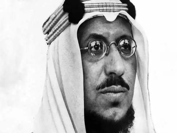 عکس؛ سفر در زمان؛ «پادشاه دوم عربستان و مهمانان خارجی در حال خوردن دو شتر؛ سال 1334