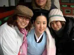 عکس؛ سفر در زمان؛ جشن تولد «یانگوم» در پشت صحنه «جواهری در قصر»؛ سال 2003