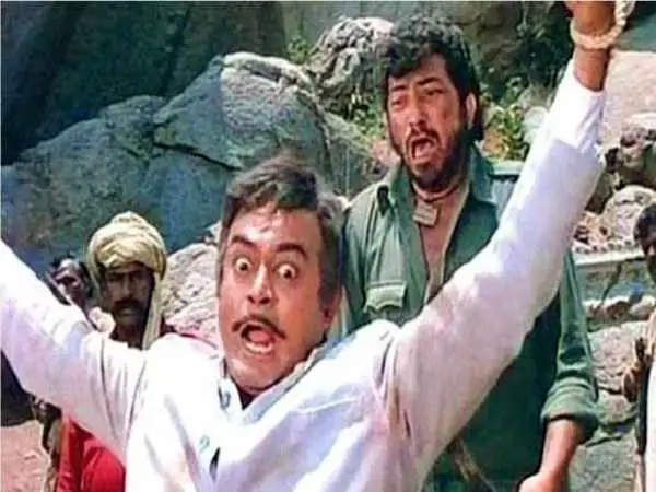 عکس؛ سفر در زمان؛ «بازیگر نقش تاکاور» در حال سخنرانی در یک مراسم در سال 1345