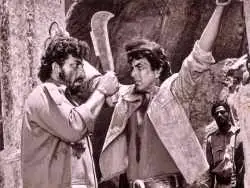 عکس؛ سفر در زمان؛ «جبارسینگ فیلم شعله در کنار پسر و دخترش»؛ سال 1361