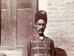 عکس؛ سفر به تاریخ؛ سه «زندانی» عصر قاجار با گردن های زنجیرشده در کنار زندانبانان