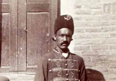 عکس؛ سفر به تاریخ؛ سه «زندانی» عصر قاجار با گردن های زنجیرشده در کنار زندانبانان