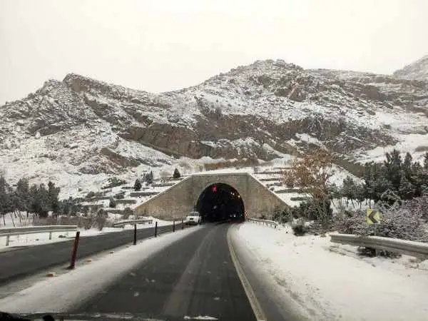 عکس؛ سفر در زمان؛ «خودروی فولکس  قورباغه ای در جاده خاکی چالوس»؛ دهه 30