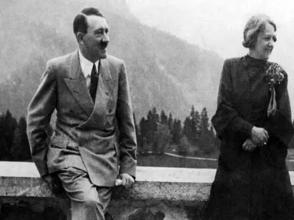 عکس؛ سفر در تاریخ؛ «آدولف هیتلر» در حال بازی کردن با سگ هایش؛ سال 1320