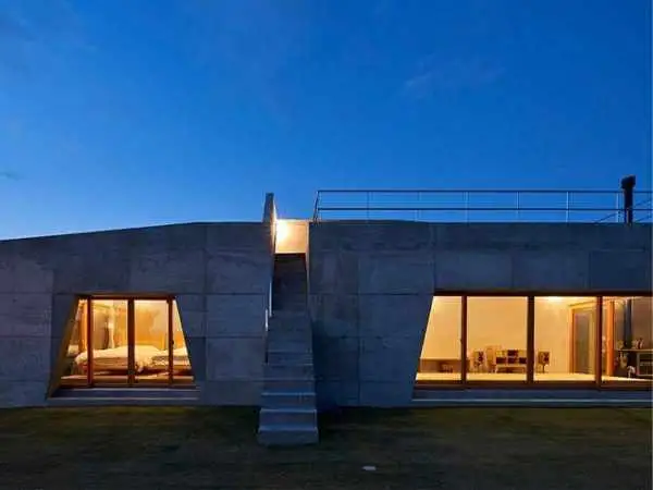 تصاویر؛ معماری متفاوت یک «ویلای بتنی» در سواحل ژاپن