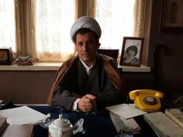 عکس؛ سفر به تاریخ؛ دیدار «هاشمی رفسنجانی» با بازیگر نقش خودش در سریال «معمای شاه»؛ سال 1394