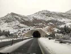 عکس؛ سفر در زمان؛ «خودروی فولکس  قورباغه ای در جاده خاکی چالوس»؛ دهه 30