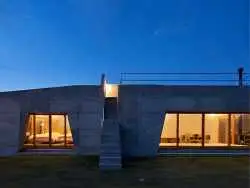 تصاویر؛ معماری متفاوت یک «ویلای بتنی» در سواحل ژاپن