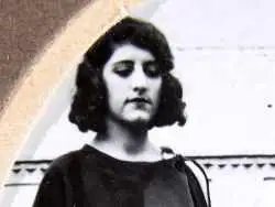 عکس؛ سفر به تاریخ؛ «مهرماه خانم» دختر ثروتمندترین مرد ایران در حال دوچرخه سواری؛ سال 1310