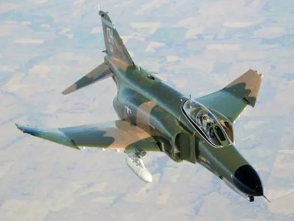 عکس؛ سفر در تاریخ؛ «جنگنده f-4 در حال سوخت گیری هوایی در کنار دماوند»؛ سال 56