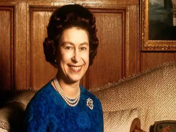 عکس؛ سفر در تاریخ؛ «جو بایدن در کنار ملکه الیزابت دوم»؛ سال 1400