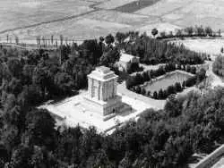 عکس؛ سفر به تاریخ؛ عکس های دیده نشده «رضاخان» در باغ آرامگاه فردوسی؛ سال 1313