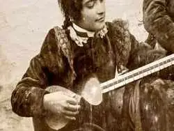 عکس؛ سفر به عصر قاجار؛ ژست جالب زن نوازندۀ عصر قاجار با تار و سنتور؛ یک قرن قبل