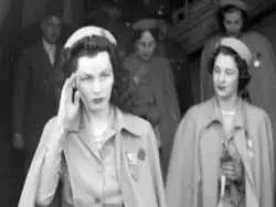 عکس؛ سفر در زمان؛ ژست عاشقانه «فوزیه فواد در کنار همسر دوم اش؛ اواخر دهه 20