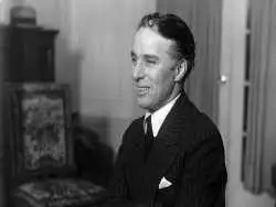 عکس؛ سفر در زمان؛ «چارلی چاپلین در کنار همسر سوم اش، پولت گادرد»؛ سال 1308