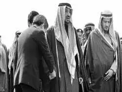 عکس؛ سفر در زمان؛ دیدار «امپراتور ژاپن در کنار ملک خالد، پادشاه عربستان»؛ سال 1359