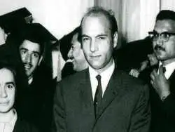 عکس؛ سفر به تاریخ؛ «دکتر علی شریعتی» در دوران دبیرستان به همراه دوستانش در یک قهوه خانه