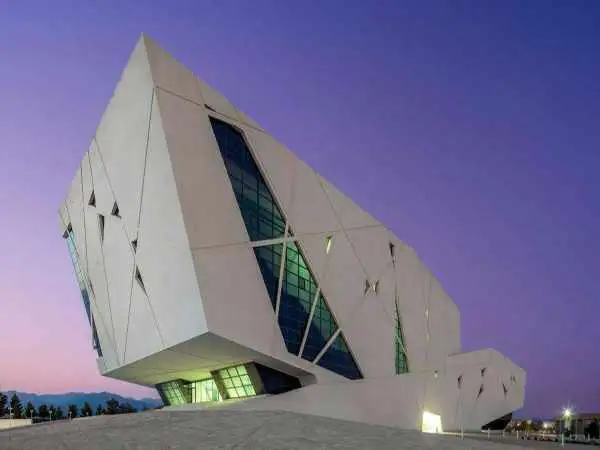 تصاویر؛ معماری آوانگارد آمفی تئاتر و کتابخانه مرکزی دانشگاه سمنان با الهام از هنر ایرانی 