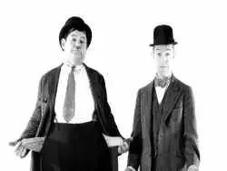 عکس؛ سفر در زمان؛ «لورل و هاردی در حال گفتگو در یک کافه»؛ سال 1309