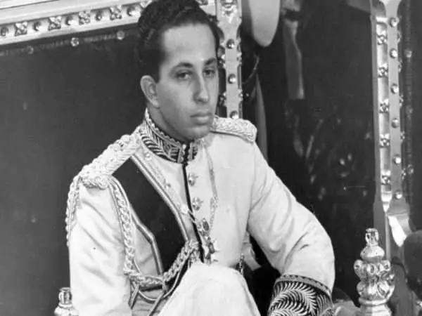 عکس؛ سفر در زمان؛ «آخرین پادشاه عراق در حال تعمیر دوچرخه اش»؛ سال 1324