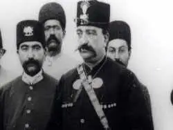 عکس؛ سفر به تاریخ؛ «ناصرالدین شاه» در کنار «چُرتی حسین خان» و «کودکان دربار»