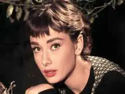 عکس؛ سفر به تاریخ؛ چهرۀ «آدری هپبورن» در 59 سالگی در یک مصاحبه؛ سال 1367