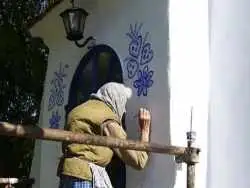 عکس؛ هنر خیابانی؛ آثار چشم نواز «پیرزن 90 ساله» بر روی دیوارهای روستا