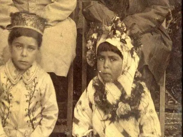 عکس؛ سفر به تاریخ؛ کودکان اشراف زادۀ عهد قاجار در کنار «غلام بچۀ سیاهپوست شان»